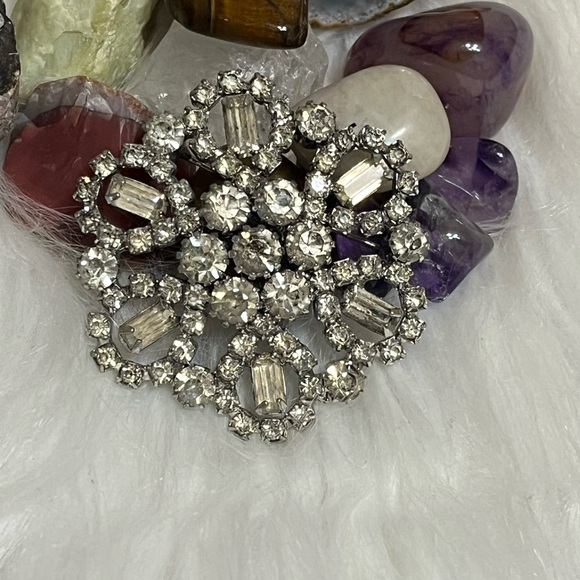 Vintage Weiss Brooch - Picture 1 of 8